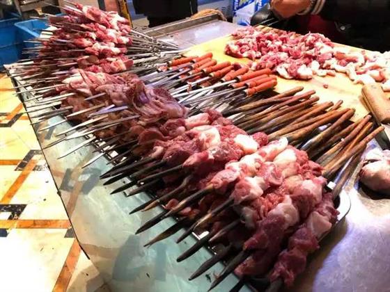 在烧烤内卷大潮里独善其身的新疆烤肉，藏着什么秘密？