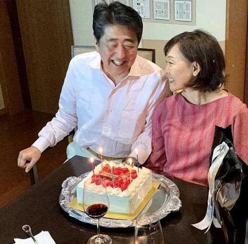 被丈夫宠爱35年，努力做自己！安倍昭惠开创了日本第一夫人新模式