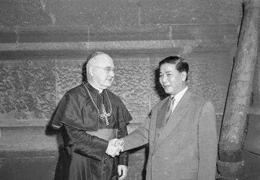 唯一连任8年的总统，在位期间亲近美国，最终却被西方处决