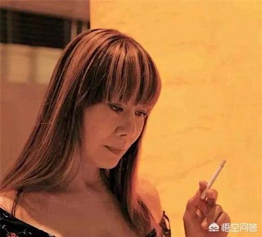写下「一见杨过误终身」的香江才女林燕妮去世，她的一生有多传奇？