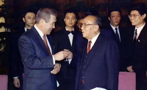 唯一连任5年的华裔总统，上台后与中国建交，一生坚持对华友好