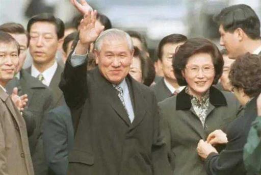 唯一连任5年的华裔总统，上台后与中国建交，一生坚持对华友好