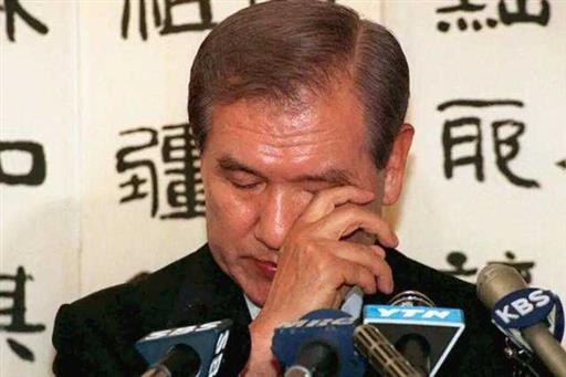 唯一连任5年的华裔总统，上台后与中国建交，一生坚持对华友好