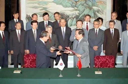 唯一连任5年的华裔总统，上台后与中国建交，一生坚持对华友好