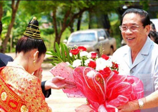 唯一连任10年的邻国领导人，跟我国亲如兄弟，国家至今一贫如洗