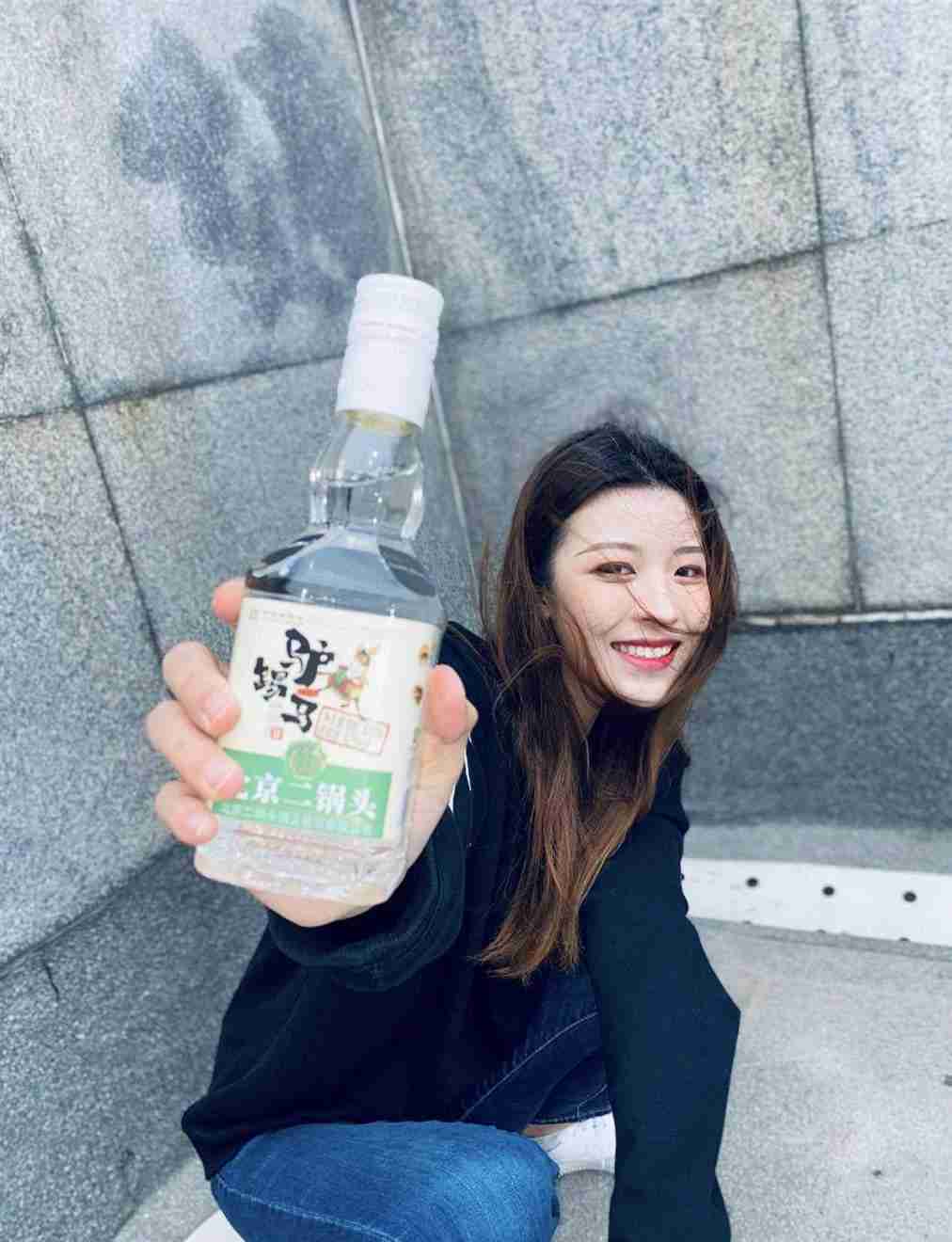 消费降级下，拼多多、蜜雪“杀”疯了！80小伙开酒馆豪言3年100家