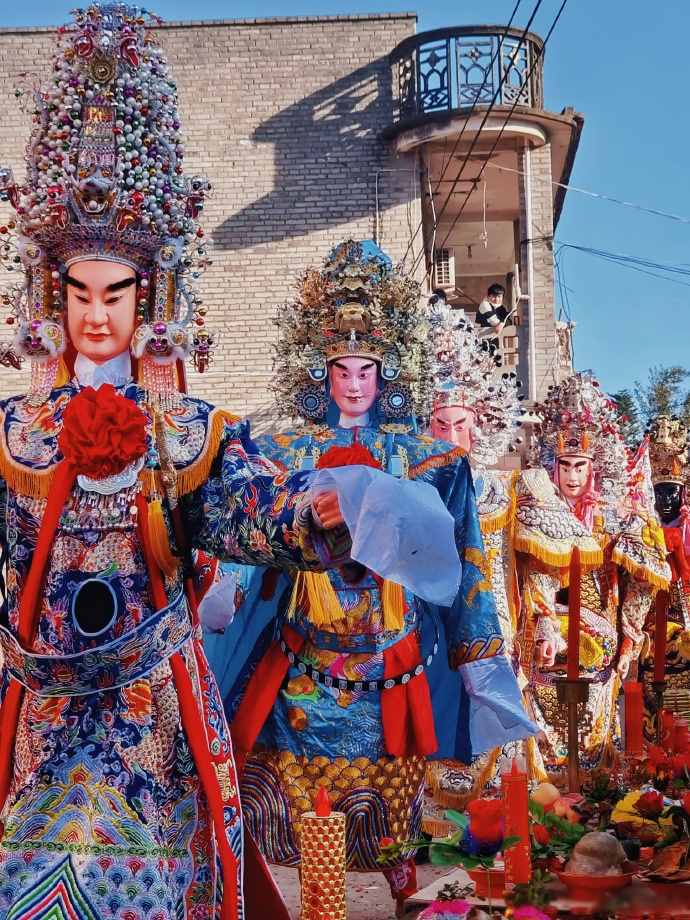 敲锣打鼓、顶神像、跳火堆……大开眼界的“游神”