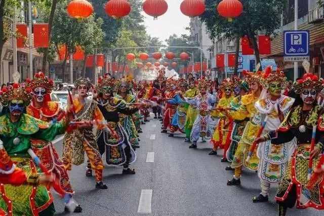 敲锣打鼓、顶神像、跳火堆……大开眼界的“游神”