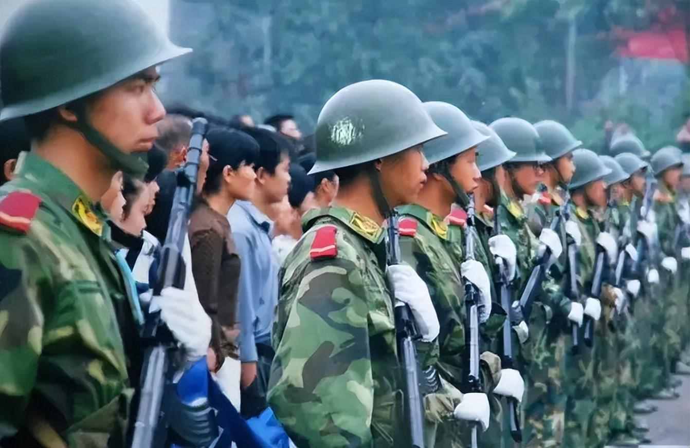 解放军部队的14个步兵师，1996年，为何改编为武警机动师？