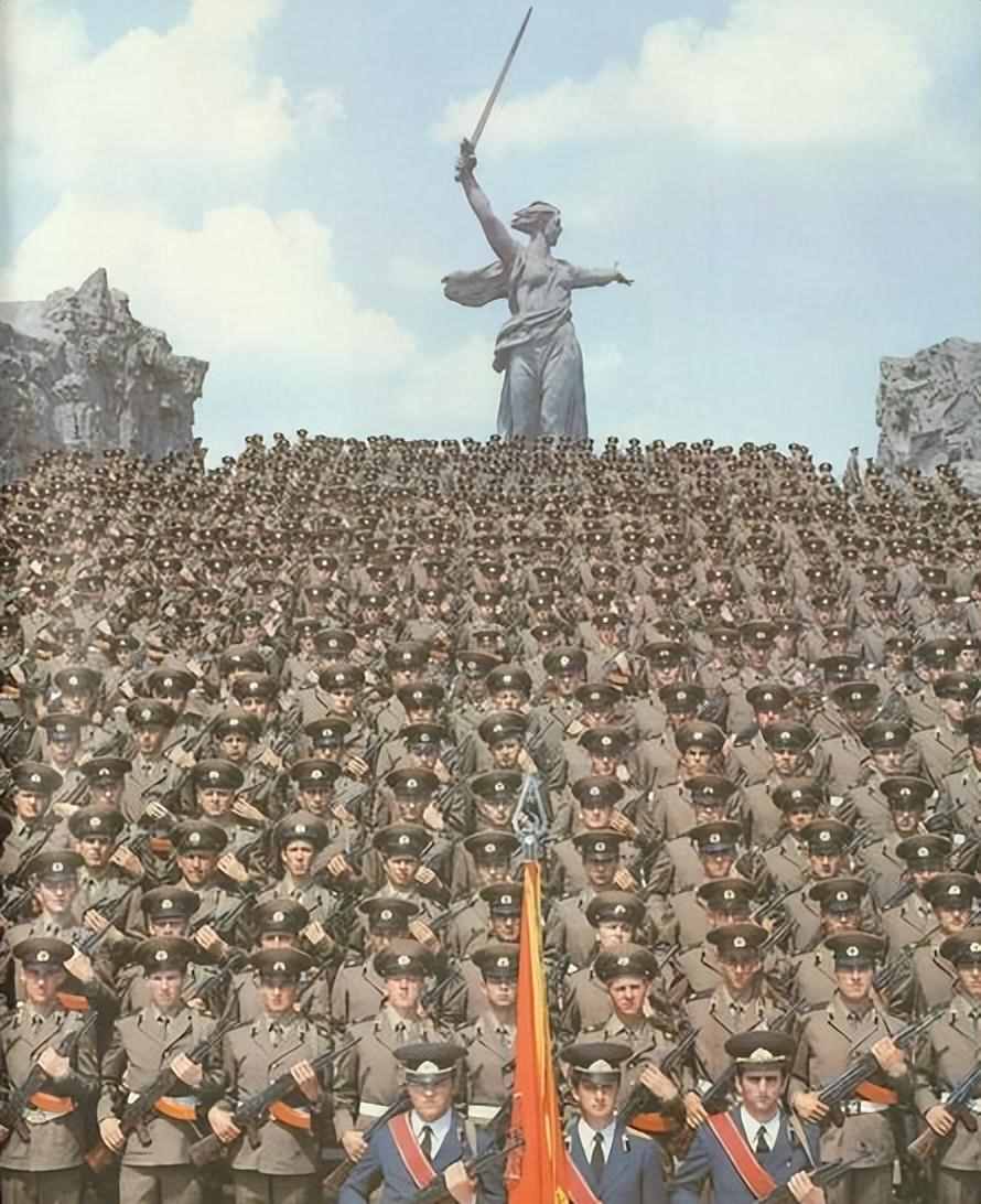 自废武功，苏联拥有430多万军队，为何一步步形象崩塌？