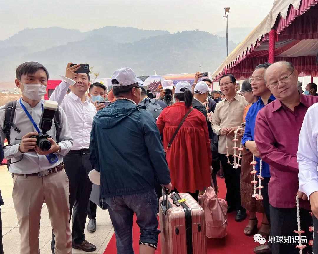 刚刚，中国火车飞进老挝首都！| 地球知识局