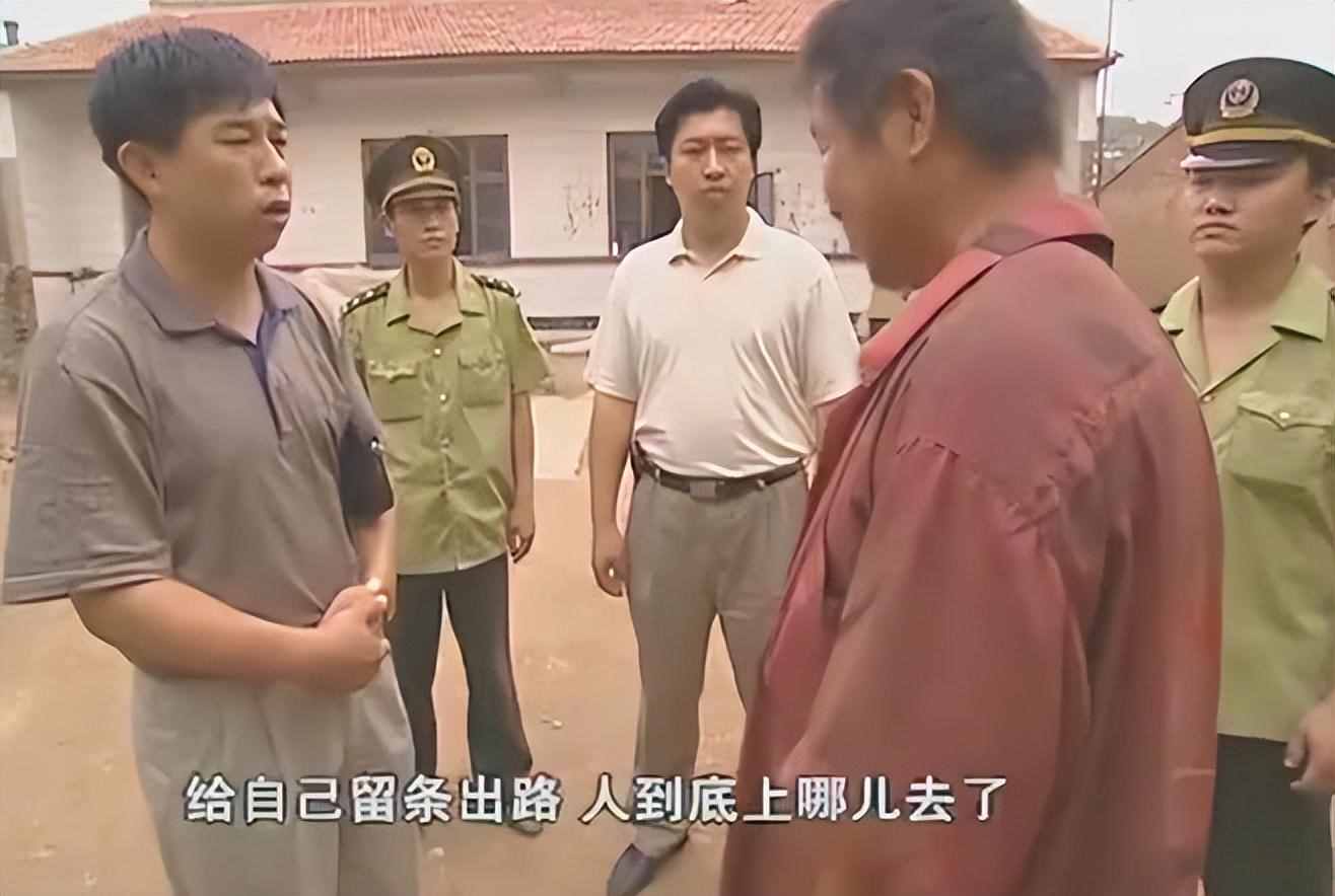 穿着皮衣夹个包，90年代的公安干警标配，为何有多少讲究？