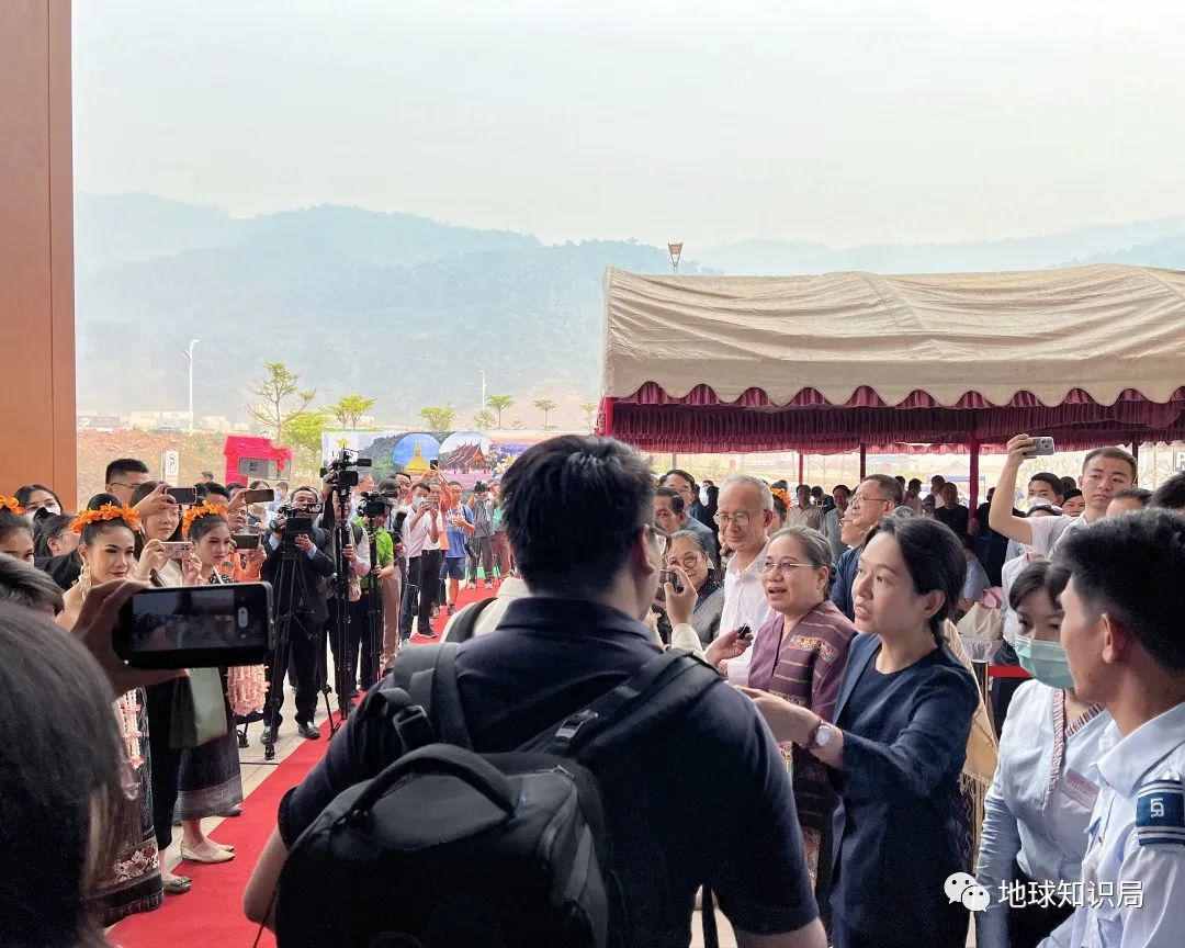 刚刚，中国火车飞进老挝首都！| 地球知识局