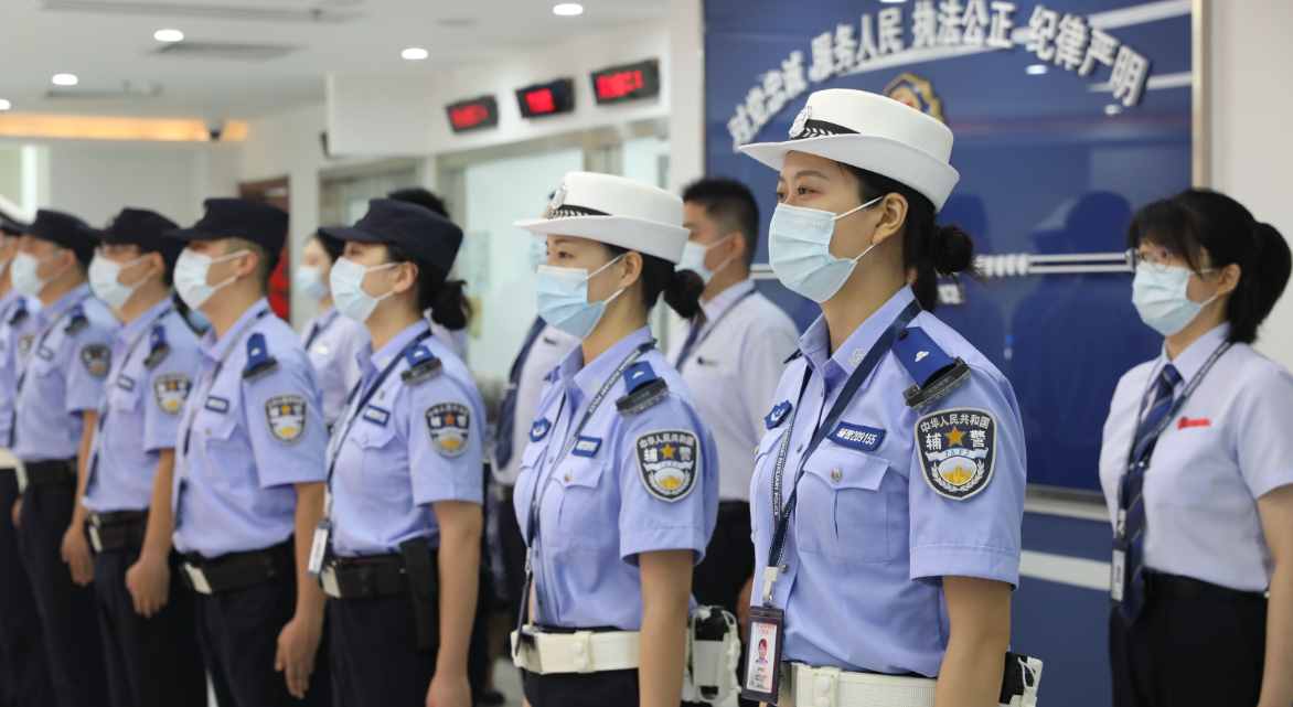 中国警察队伍的衬衫，在10年时间内，为何总计更换了3次？