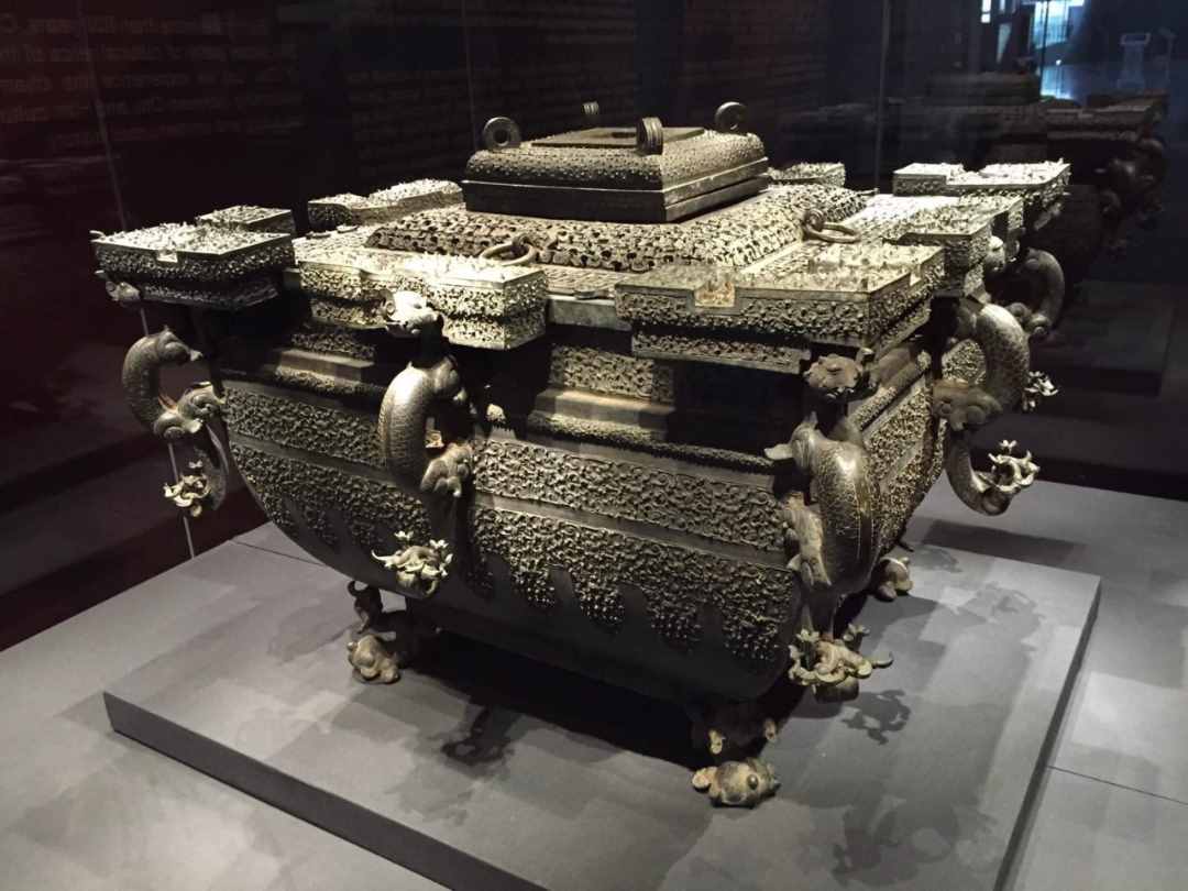 宫廷纳凉神器：乾隆款缠枝莲纹冰箱