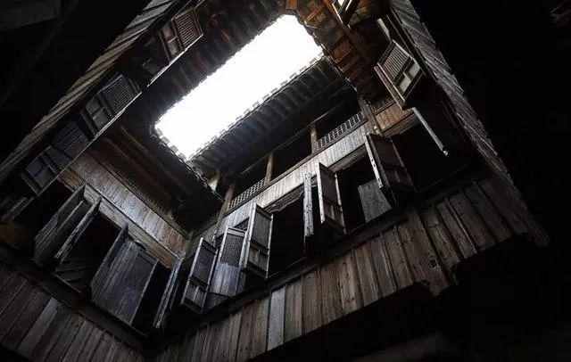 顺着光的指引向上看中国古建筑中的“天井”