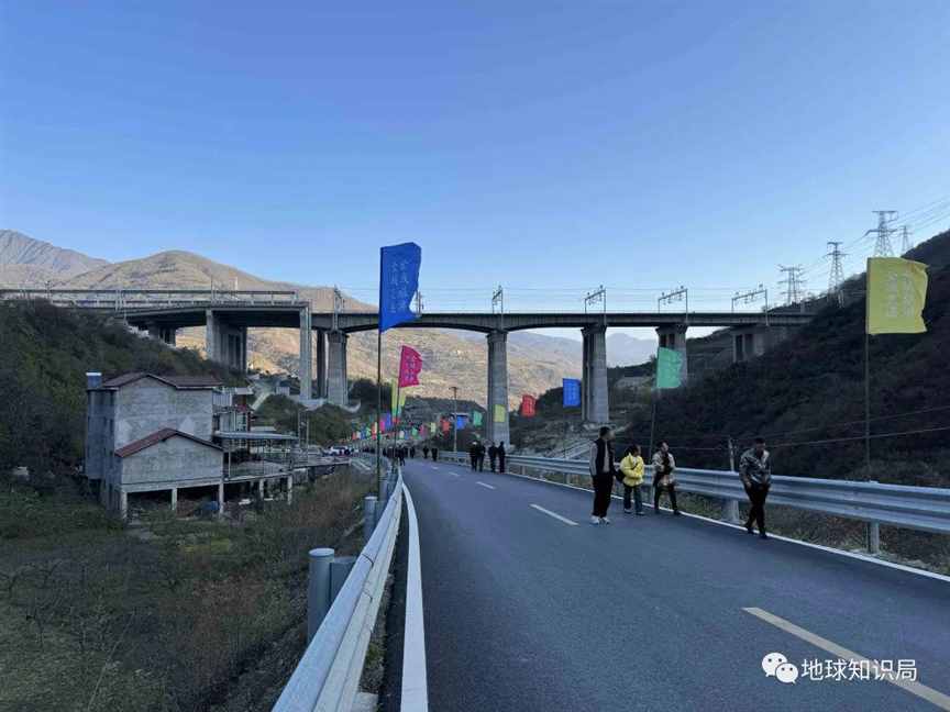 四川搞了一条去青藏高原的“超级地铁”，海拔高差2000米！