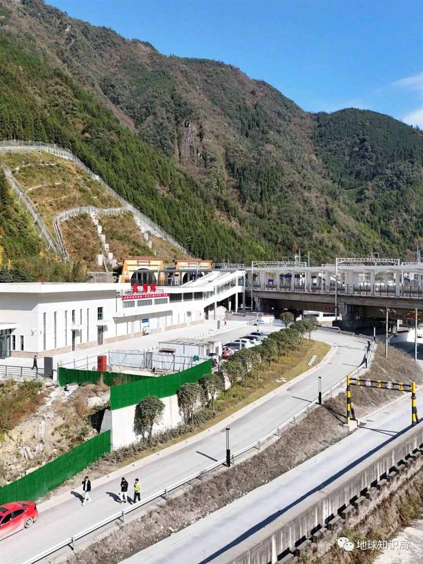 四川搞了一条去青藏高原的“超级地铁”，海拔高差2000米！