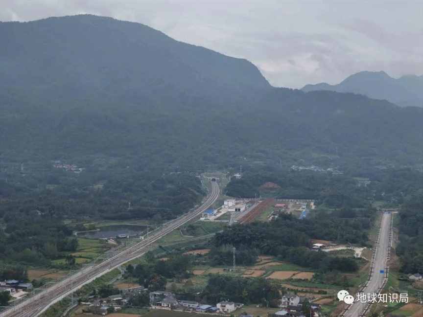 四川搞了一条去青藏高原的“超级地铁”，海拔高差2000米！