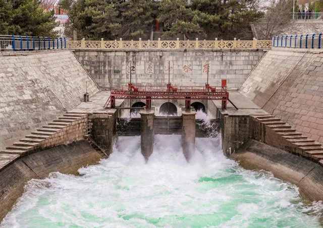 两大沙漠间建一亚洲最大水库，如今碧波荡漾，百鸟齐鸣