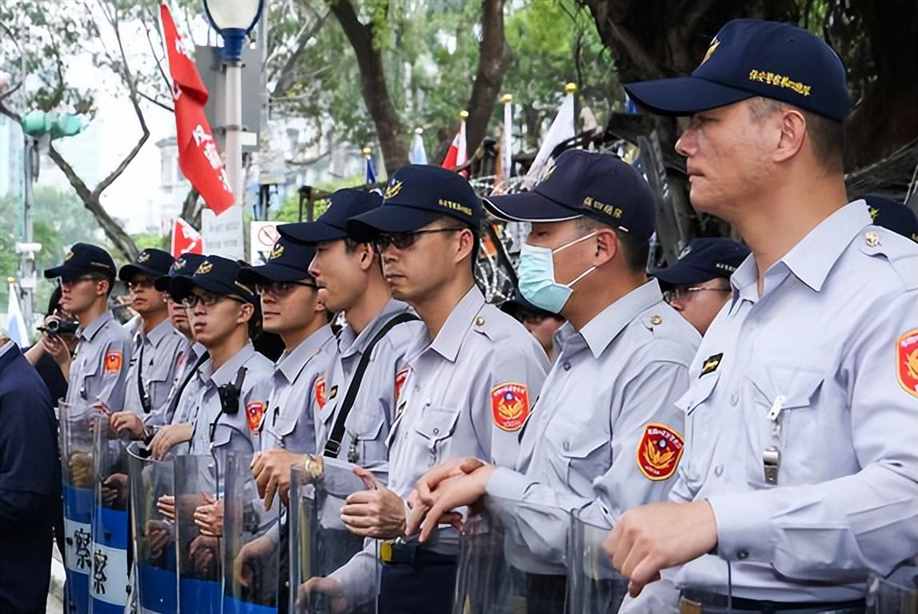 台湾省总计7.4万警察，警衔分为13级，与内陆有多大不同？