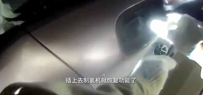 电工用电动车给制氧机供电救老人