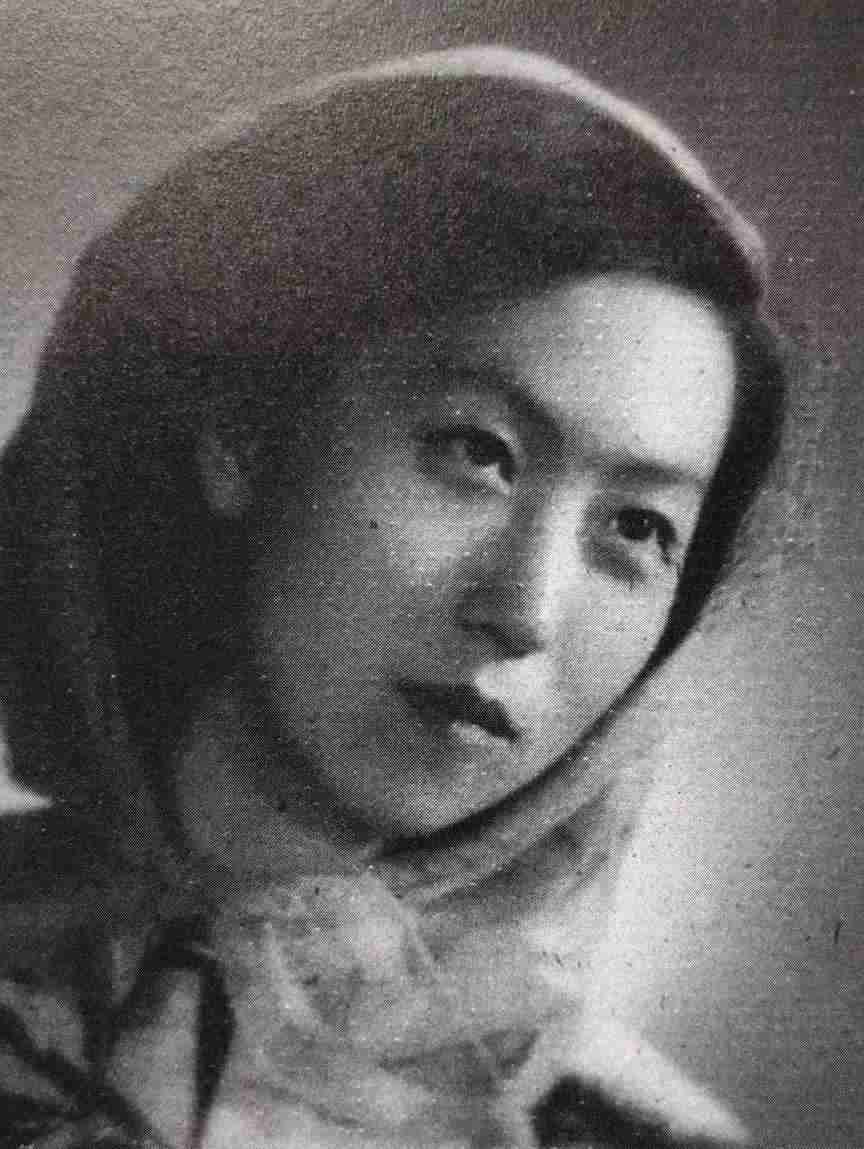 天才少女一夜封神，1995年孤独死去