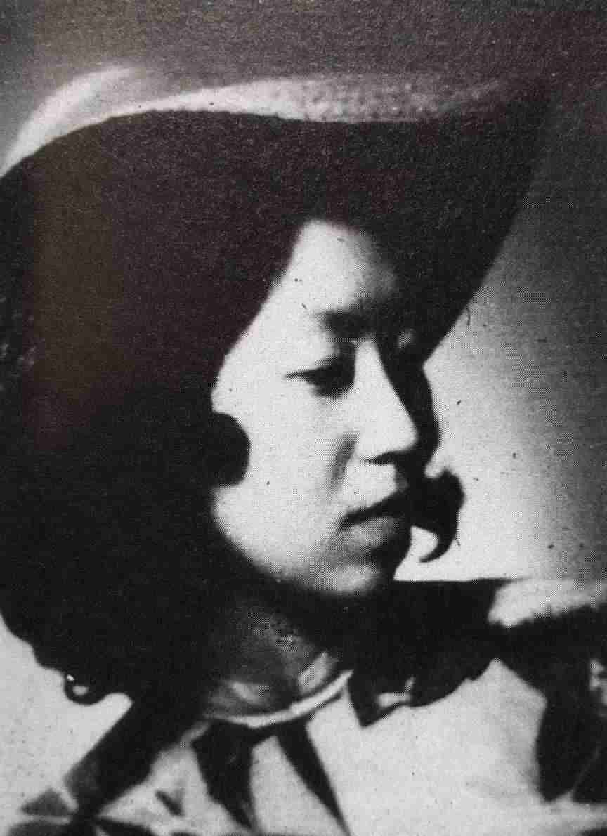 天才少女一夜封神，1995年孤独死去
