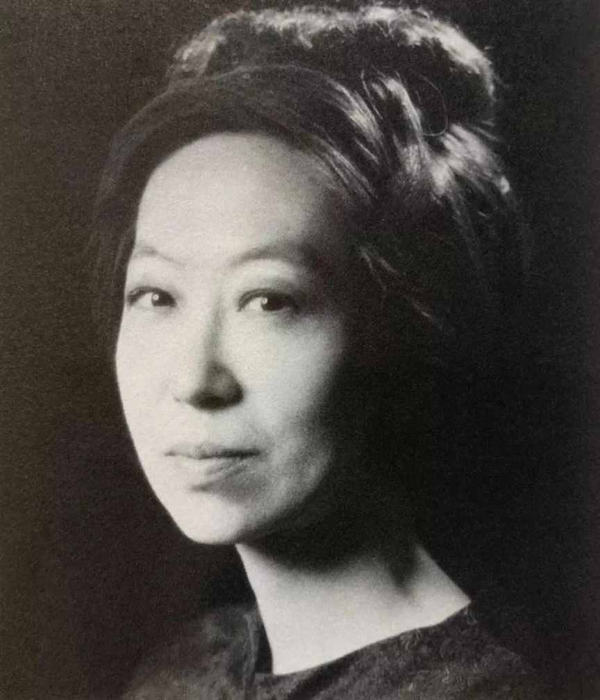 天才少女一夜封神，1995年孤独死去