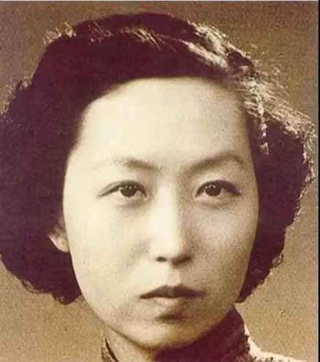 天才少女一夜封神，1995年孤独死去